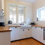 Art Deco 1 Bed Apt Close To Beach & Cbd